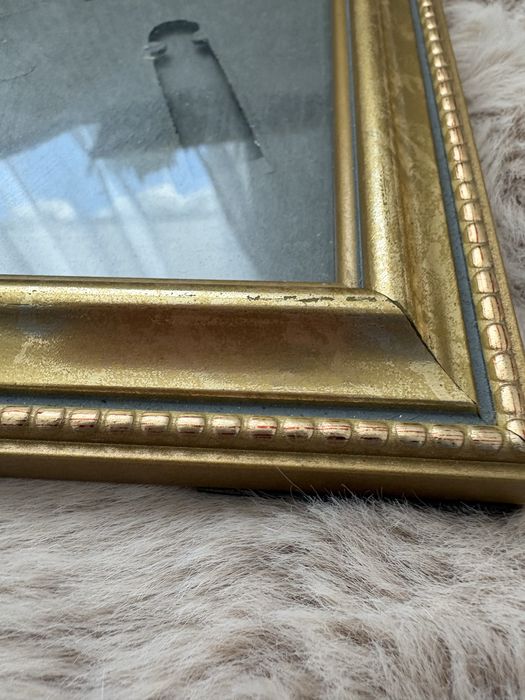 Złota drewniana ramka na zdjęcie