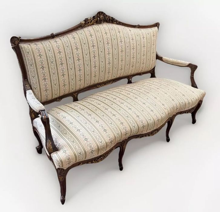 Acervos de mobiliário antigo, antiguidades, arte sacra, etc