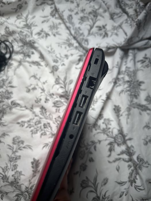 Laptop Asus x 102 b + SSD 220 Gb (powiekszony) + torba gratis