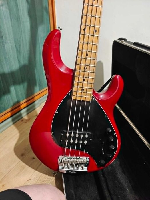 Music Man Stingray 5 strun bass piezo