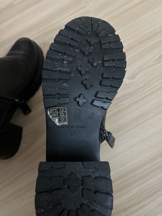 Czarne skórzane botki na słupku