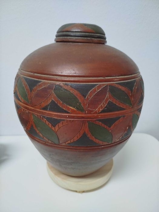 Pote decorativo étnico com tampa, em cerâmica, muito antigo