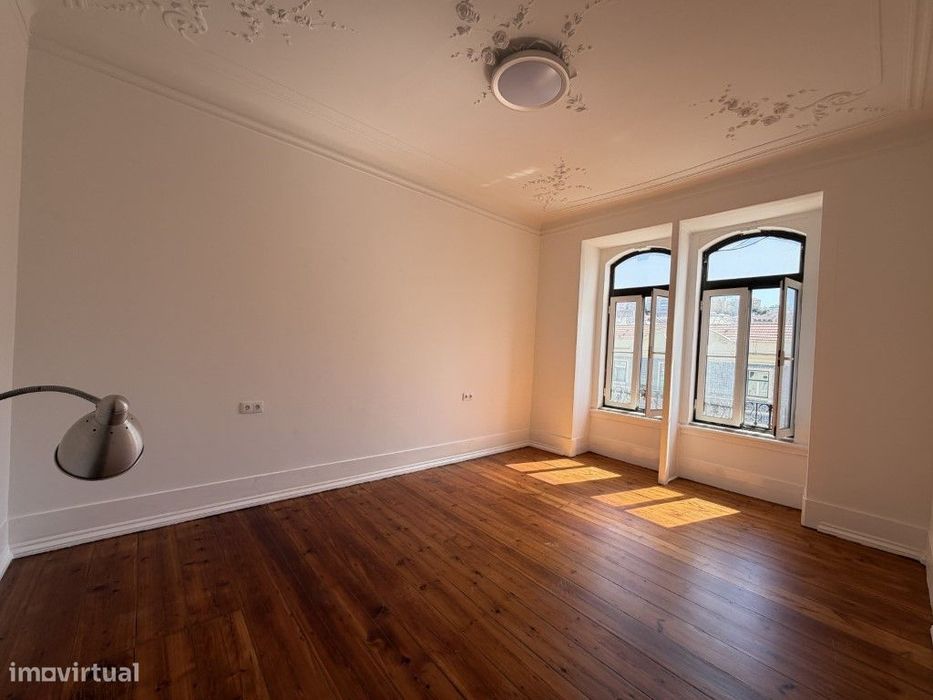 Venda de Apartamento com 7 assoalhadas na Avenida Almirante Reis