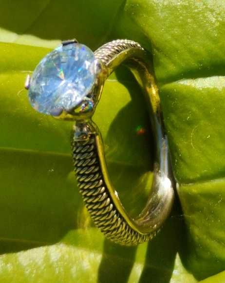 Золотое кольцо с камнем