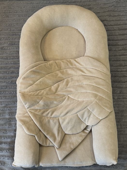 Кокон з крилами