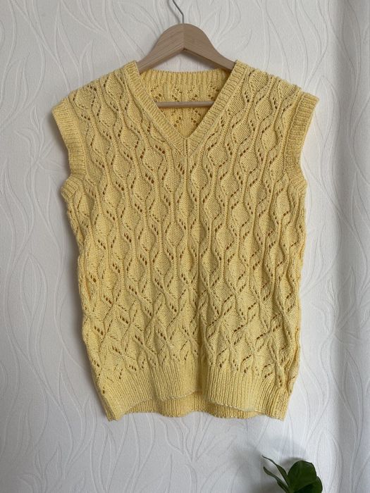 Яскрава жовта в’язана жилетка на розмір s-m