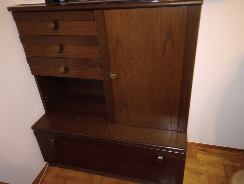 Elegancki regał z efektowną, podświetlaną witryną.