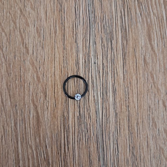 Nowy,czarny septum okrągły