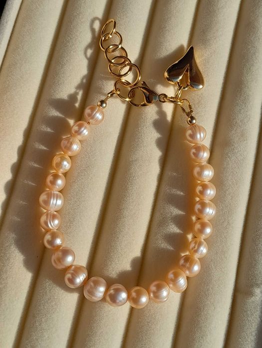 Bransoletka z naturalnymi beżowo złotymi perłami.