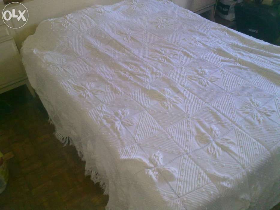 Colcha bordada a mao