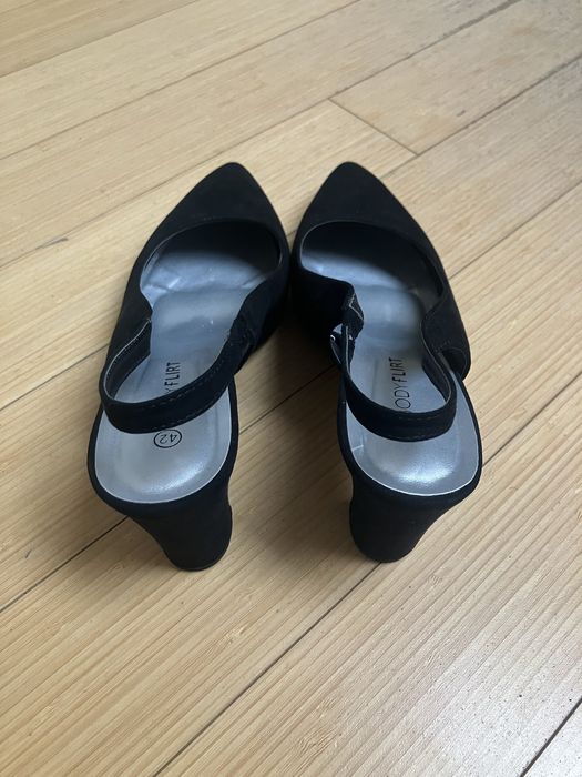 Czarne buty na obcasie