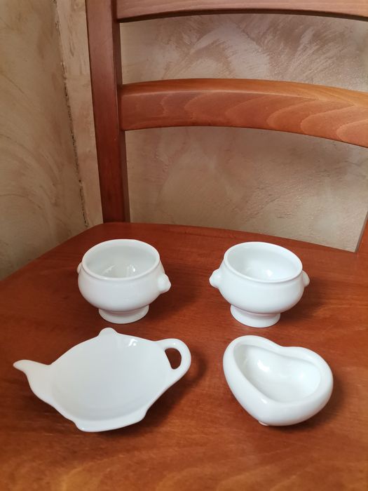 Białe ceramiczne ozdoby