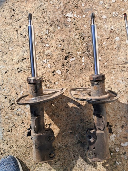 Амортизатори Б/У на Тойота Королла 2014