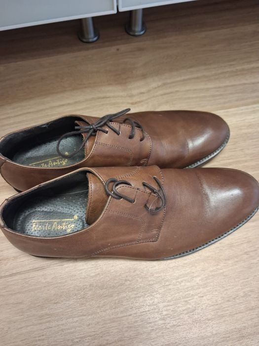 2 pares de sapatilhas+ 1 par de sapatos novos.