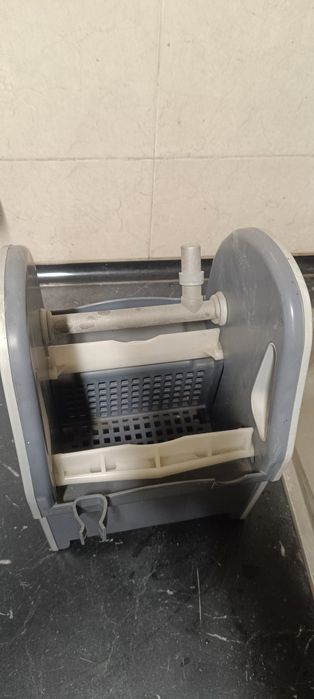 Espremedor de esfregona de plástico cinzento, componente de um carrinho de limpeza profissional