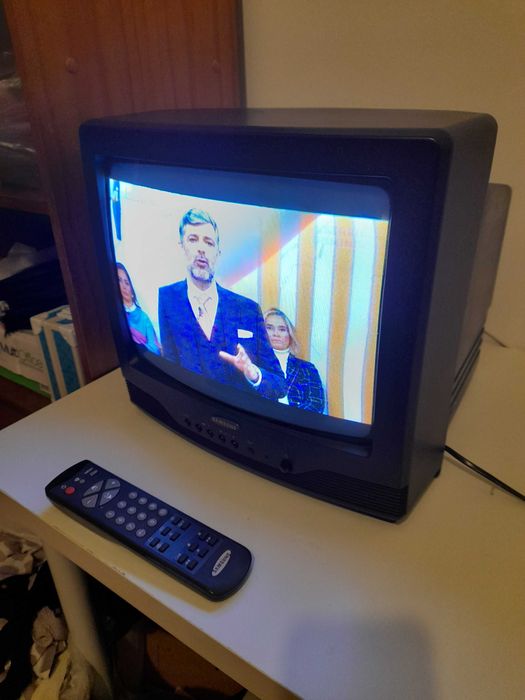 Televisão CRT Samsung com comando e a funcionar