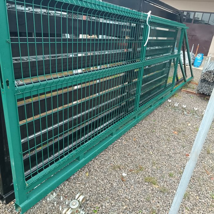 Brama przesuwna z wypełnieniem panelowym