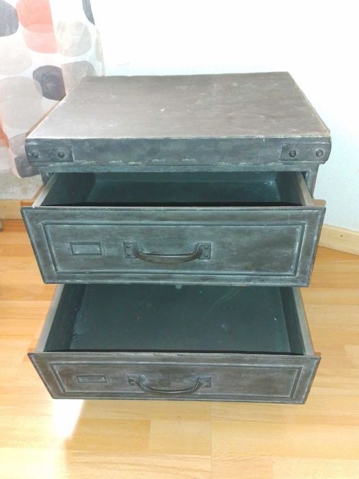 Móvel Rústico de Metal com Duas Gavetas