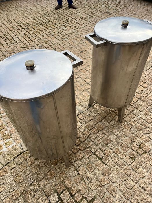 Pipos / Depósitos em Inox com Torneira – Bom Estado