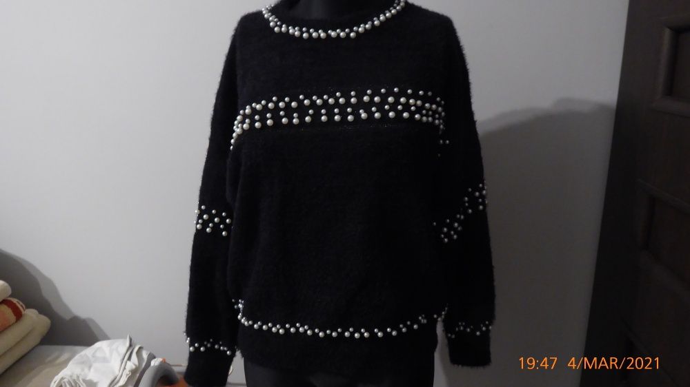 Sweter czarny z perełkami rozm. M/L