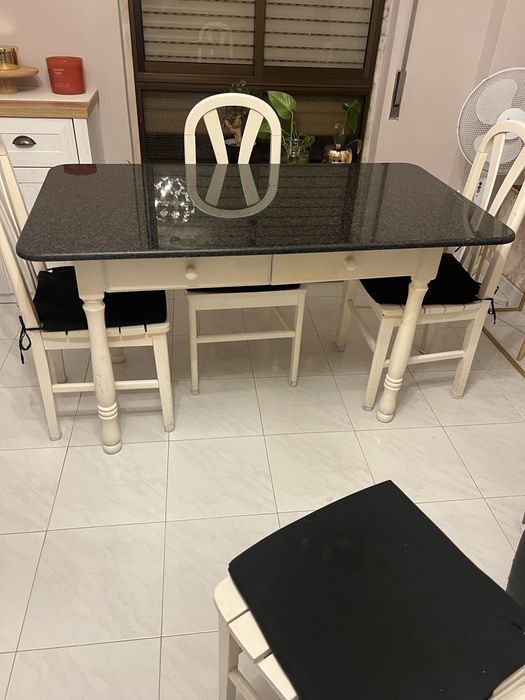 Mesa com cadeiras