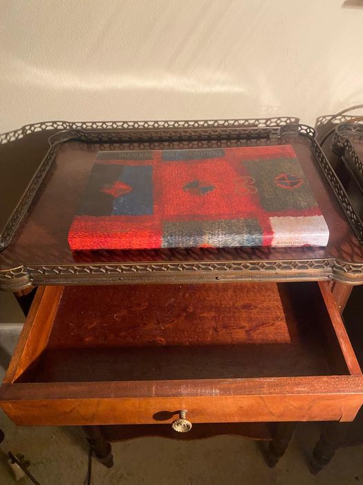 Mesas pequenas madeira e detalhes