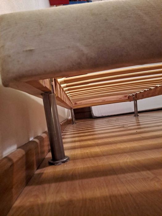 Base de Cama IKEA Solteiro com Ripas e Pés Metálicos – Bom Estado