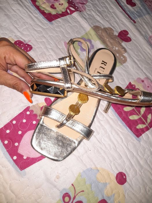 Sandálias douradas tam 38