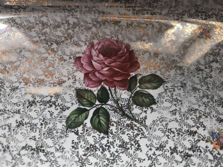 Travessa Decorativa Dourada com Rosa.
Travessa decorativa com um belo