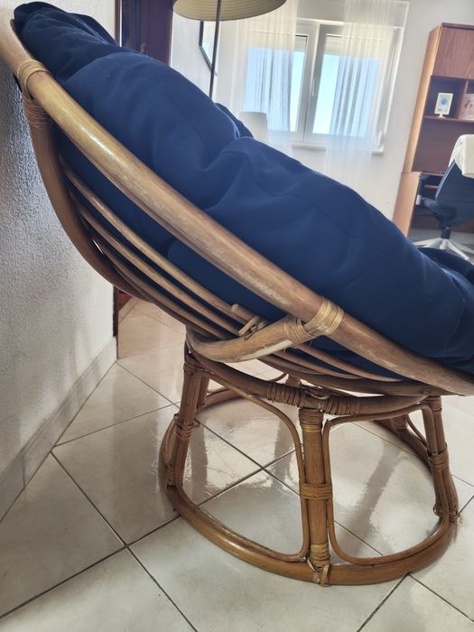 Poltrona papasan em rattan com almofada azul