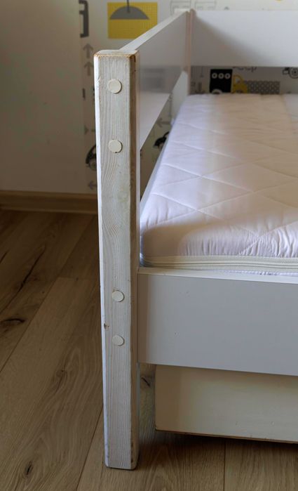Łóżko dziecięce 90x180 z materacem, szufladami i barierkami.