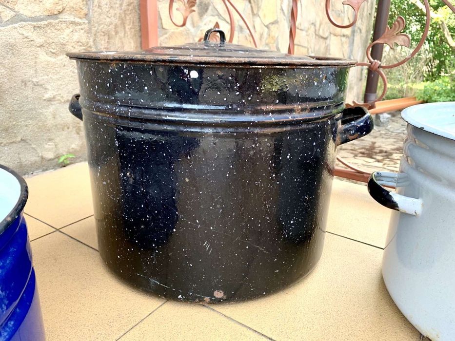 Чайники, миски емальовані