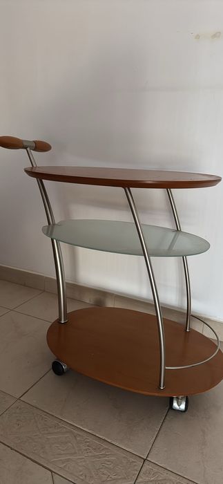 Carrinho de bebidas em madeira e uma base em vidro fosco