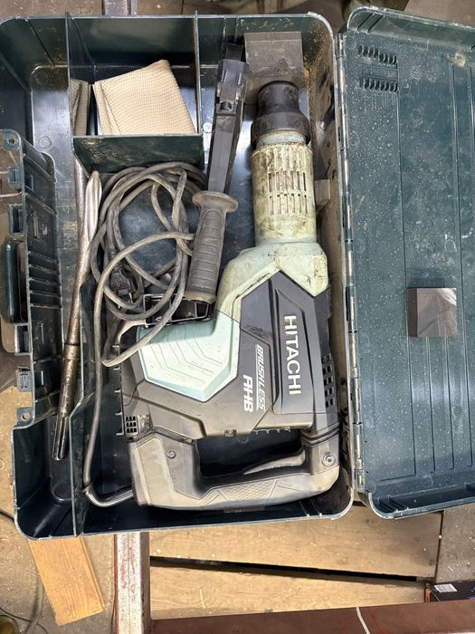 Młot wyburzeniowy Hitachi