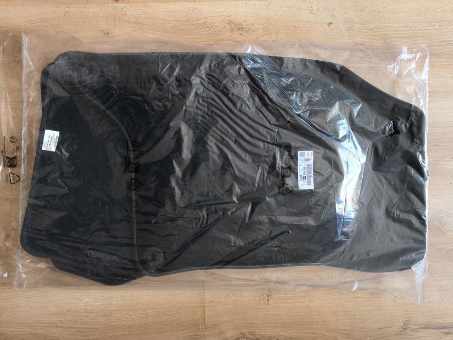 Dywaniki welurowe OEM Peugeot 2008 II hybrid