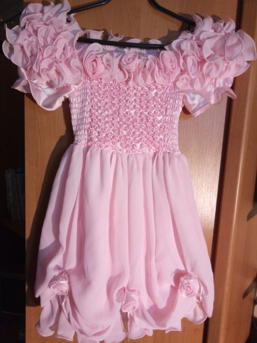 Нарядное розовое платье для девочки