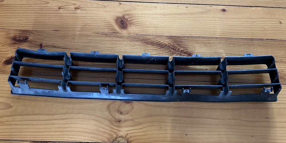 Atrapa(kratka) środek przód, Golf IV