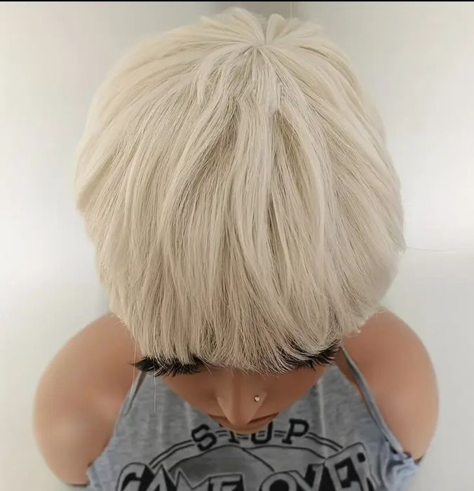 Krótka peruka platyna