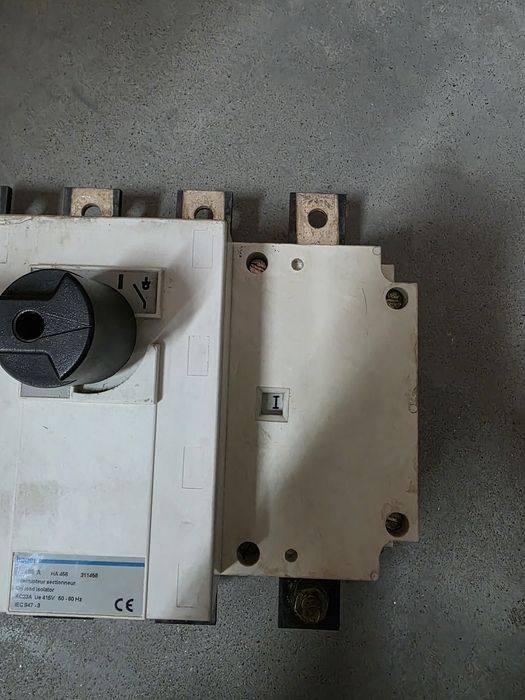 Interruptor seccionador (da marca Hager, modelo de 400A).