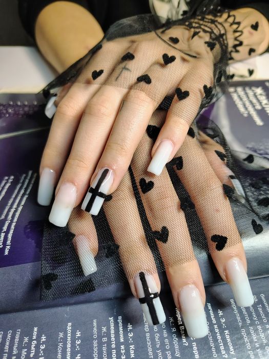 Манікюр, педикюр і нарощування нігтів