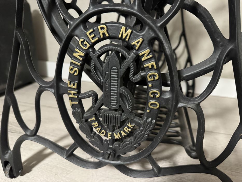 Stół z podstawy maszyny SINGER .
