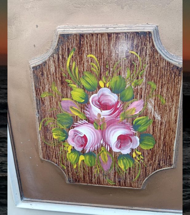 Móvel de canto em madeira com pintura artesanal,
Medidas:168/57/34cm
E
