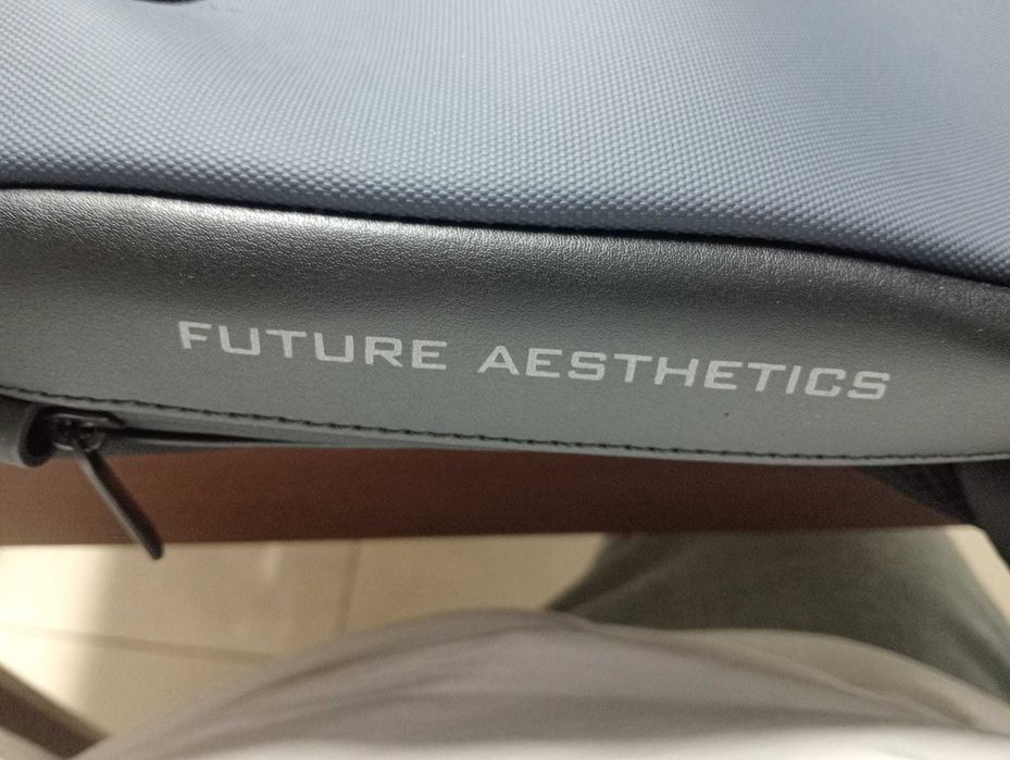Mala de Peito Anti-Roubo Future Aesthetics – USB-C & Cadeado