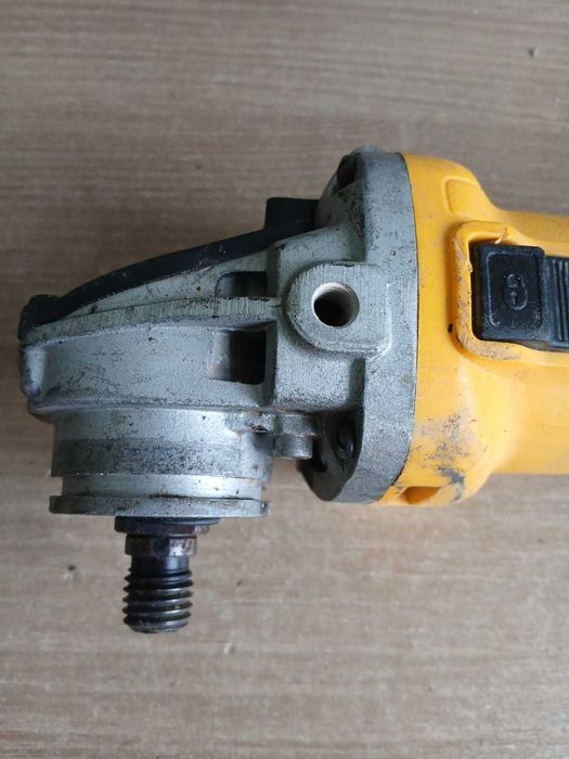 Szlifierka kątowa DeWalt DWE4057 (800W) – Niesprawna