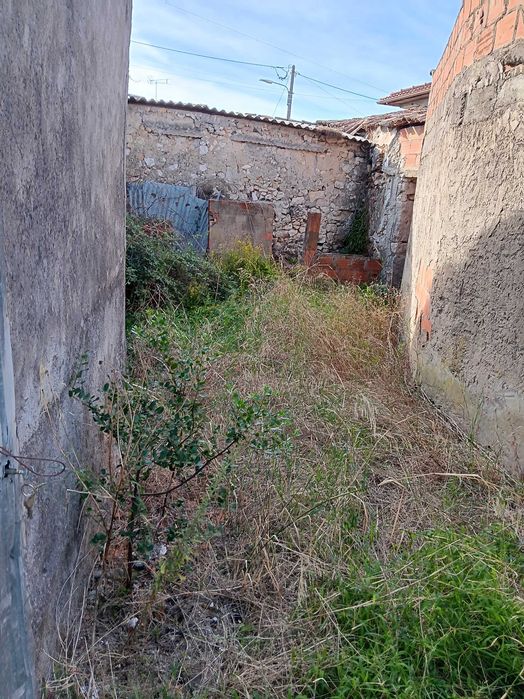 Vende-se casa de aldeia antiga e anexo