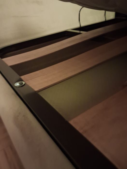 Estrutura de Cama de Casal Estofada com Arrumos