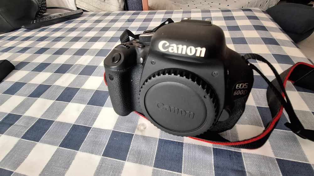 Maquina canon EOS 600D