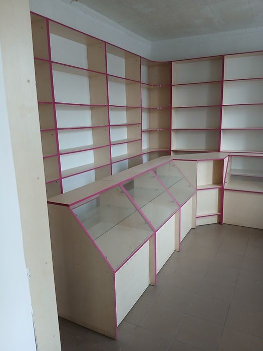 Прилавки, вітрини, стелажі