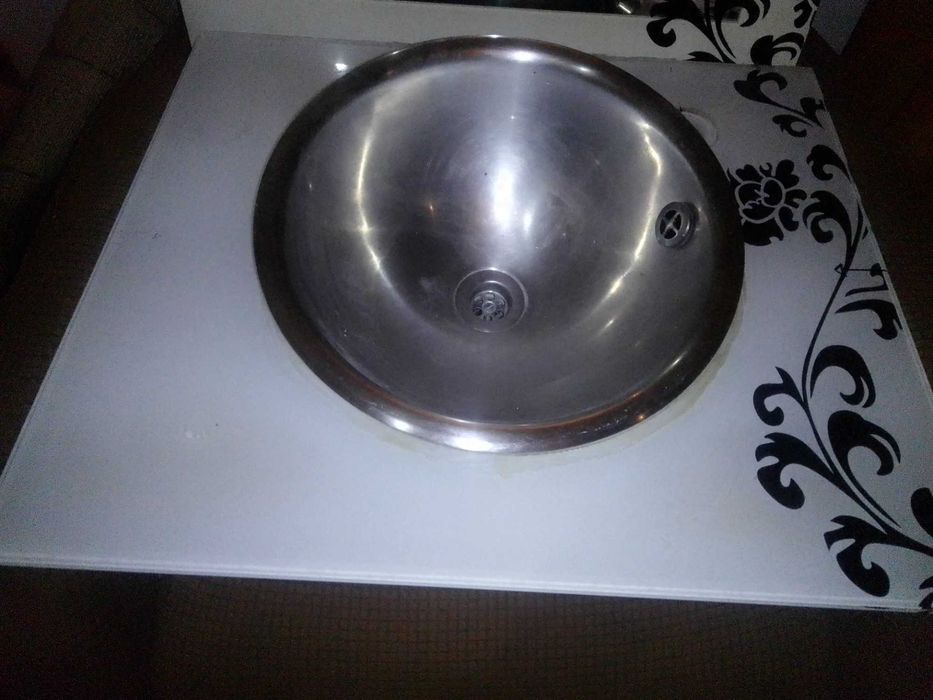 Conjunto espelho e lavatório casa banho.