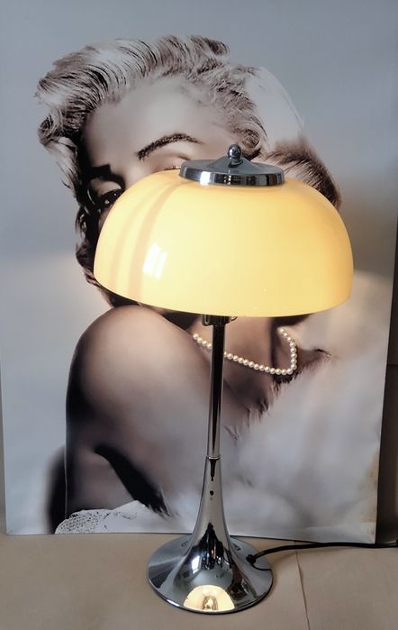 Candeeiro de mesa com vidro opalino